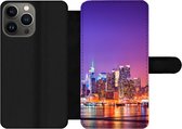 Bookcase Geschikt voor iPhone 13 Pro telefoonhoesje - New York - Skyline - Paars - Met vakjes - Wallet case met magneetsluiting