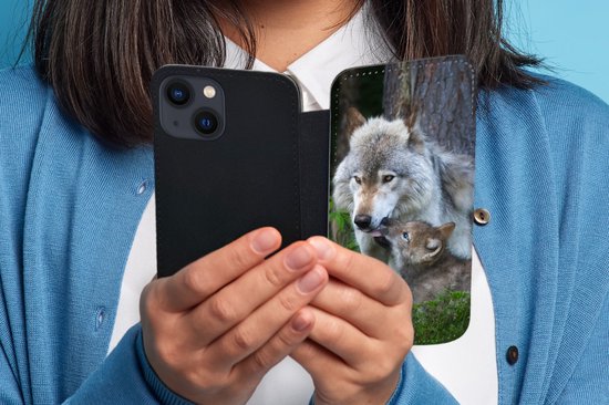 Telefoonhoesje Geschikt voor iPhone 13 telefoonhoesje - Wolf - Mos - Bos - Pup - Met vakjes - Wallet case met magneetsluiting