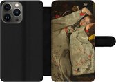 Bookcase Geschikt voor iPhone 13 Pro Max telefoonhoesje - Meisje in witte kimono - Schilderij van George Hendrik Breitner - Met vakjes - Wallet case met magneetsluiting