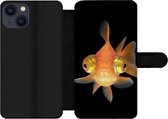 Bookcase Geschikt voor iPhone 13 telefoonhoesje - Goudvis - Zeedieren - Ogen - Met vakjes - Wallet case met magneetsluiting