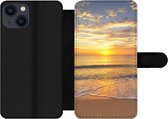 Telefoonhoesje Geschikt voor iPhone 13 telefoonhoesje - Strand - Zonsondergang - Zee - Met vakjes - Wallet case met magneetsluiting