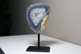 Agaat geode op standaard Agaat geode op standaard Agaat op standaard natuurtint blauw grijs | 1370 gram | 16cm hoog | edelstenen en mineralen | woondecoratie