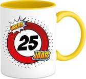 25 Jaar Verkeersbord Mok met tekst | Grappig Verjaardag Beker Cadeau | Bedrukte Koffie en Thee Mokken | Zwart | 330 ML