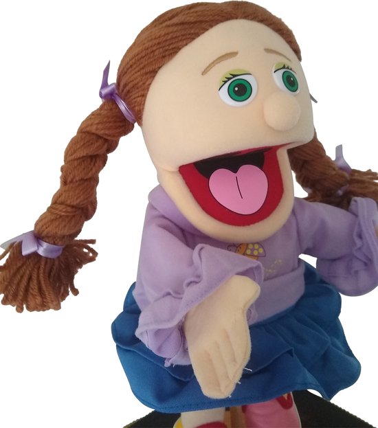 Gezicht van poppenkastpop Amy met bruine vlechten, paars shirt met lieveheersbeestje.