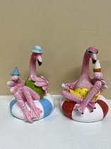 Flamingo's "koppel in zwemband" set van 2 stuks - polyresin - roze - hoogte 15x11x9 cm - Woonaccesoires - Woondecoratie - Beeldjes