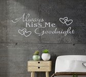 Stickerheld - Muursticker Always kiss me goodnight - Slaapkamer - Liefde - decoratie - Engelse Teksten - Mat Lichtgrijs - 41.3x110.6cm
