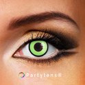 Close-up van een oog met een groene "Green Manson" contactlens, met gouden oogschaduw.