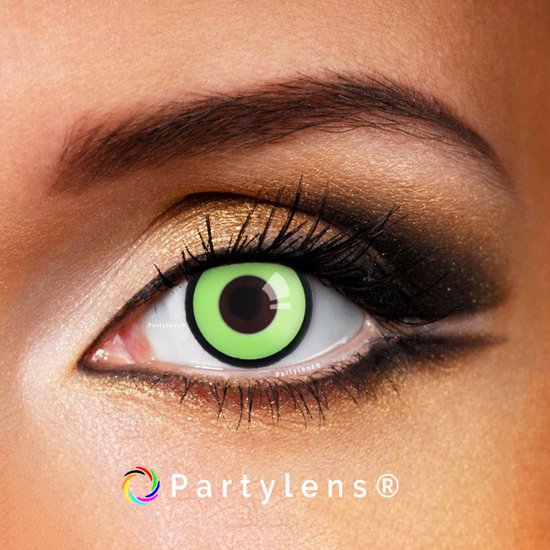 Close-up van een oog met een groene "Green Manson" contactlens, met gouden oogschaduw.