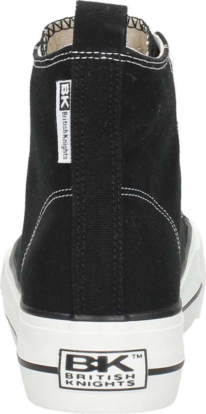Achterkant van zwarte hoge sneakers met witte stiksels en een "BK British Knights" logo op de zool.