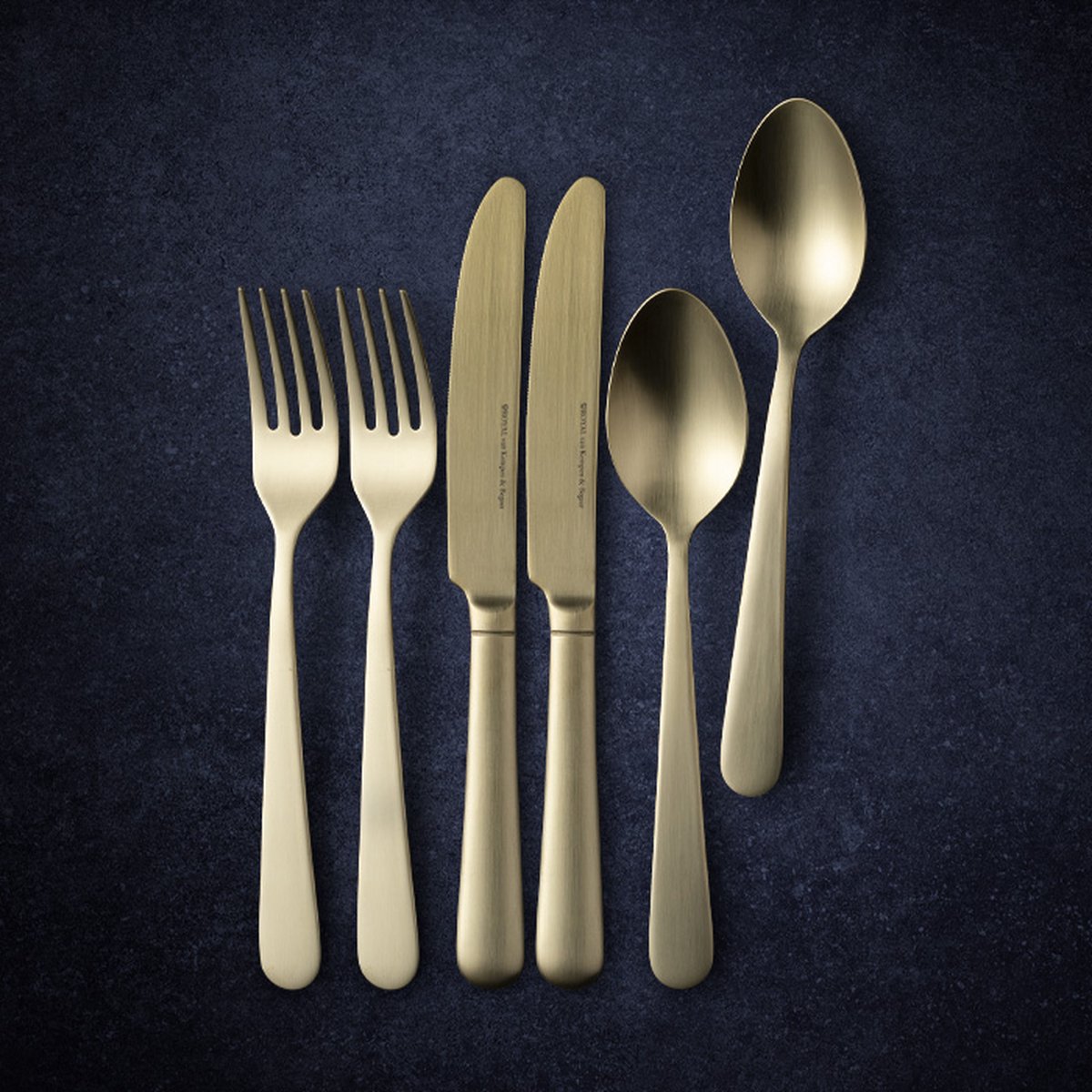 Royal Van Kempen & Begeer - Voorgerecht-/Dessertbestek - Champagne - 6-Delige Set - Kenmerken: Voorgerecht-/Dessertbestek set voor 2 personen - Bevat 2 lepels, 2 vorken & 2 messen - Lengte: Lepel: 186,3 mm - Vork: 186,2 mm - Mes: 217 mm