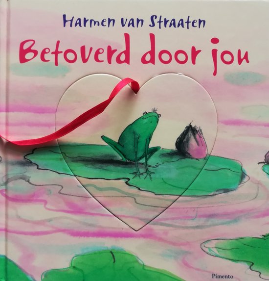 Boek 'Betoverd door jou' met een groene kikker op een waterlelie en een hartvormige uitsparing met rood lint.