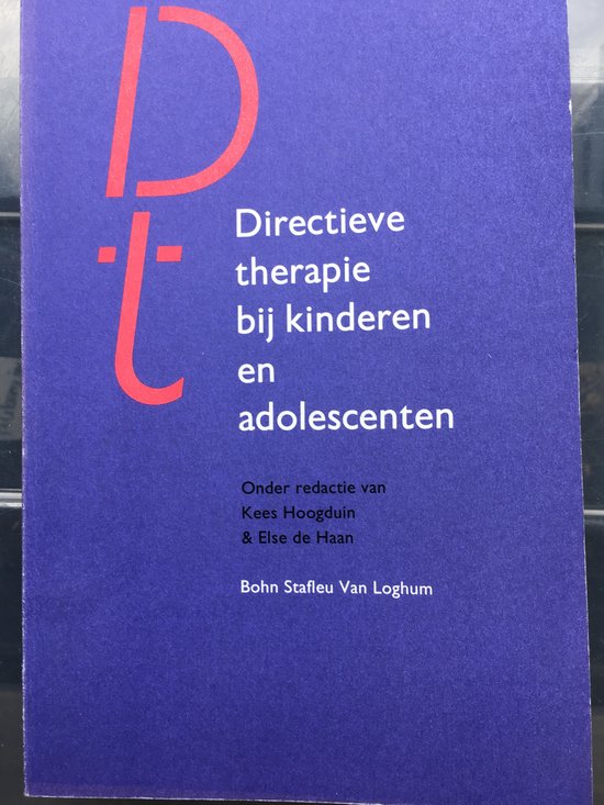 Blauwe kaft met rode letters: Directieve therapie bij kinderen en adolescenten