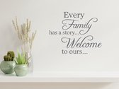 Stickerheld - Muursticker "Every family has a story... Welcome to ours..." Quote - Woonkamer - inspirerend - Engelse Teksten - Mat Donkergrijs - 55x69.1cm