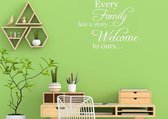 Stickerheld - Muursticker "Every family has a story... Welcome to ours..." Quote - Woonkamer - inspirerend - Engelse Teksten - Mat Wit - 55x69.1cm