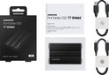 Zwarte Samsung Portable SSD T7 Shield in verpakking, met afmetingen, inhoud van de doos en compatibiliteitslogo's.