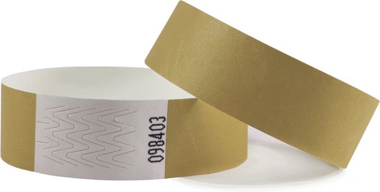 Deux bracelets dorés avec le numéro de série 098403 sur l'un des bracelets.
