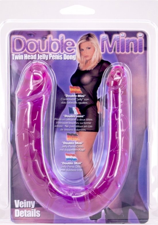 Dubbele paarse dildo met twee koppen. Duidelijke aderenstructuur. Op de verpakking staat "Double Mini" en een vrouw.