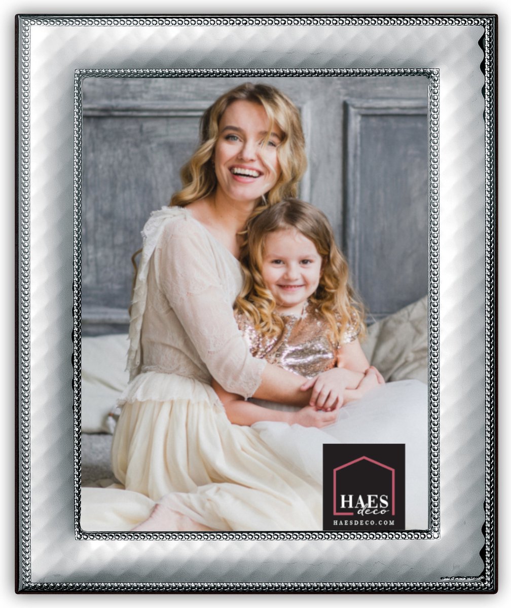 HAES DECO – Verzilverde Fotolijst Ancona voor een foto van 9x13 cm – Fraai Verzilverd met luxe Houten achterzijde en standaard om neer te zetten – VP10513