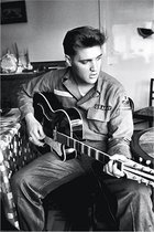 Elvis Presley Playing Guitar Metalen Postkaart - 12 x 8 cm