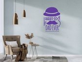 Stickerheld - Muursticker Best dad ever - Woonkamer - Vaderdag - Bolhoed, vergrootglas en snor - Engelse Teksten - Mat Paars - 78.3x55cm