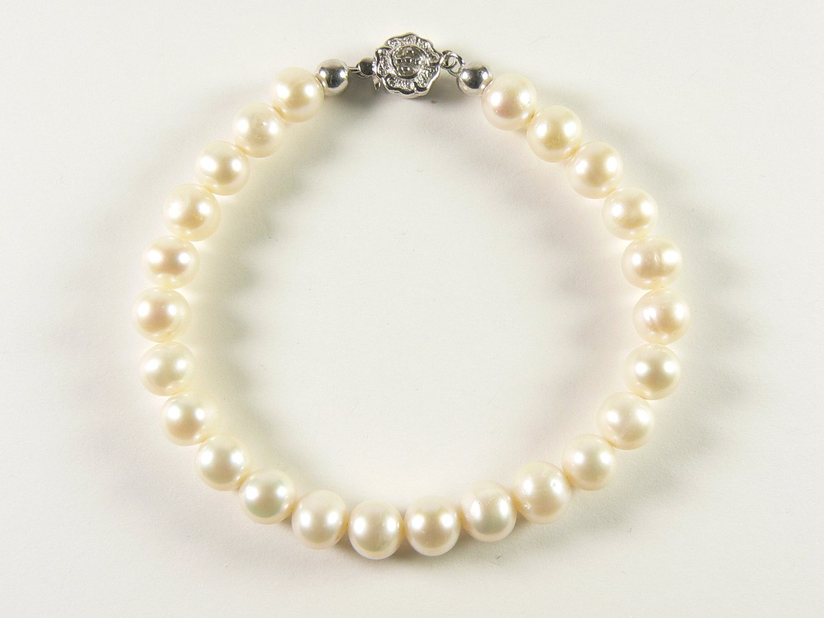 Armband met natuurlijke witte zoetwater parels en zilveren sluiting - lengte 18 cm.