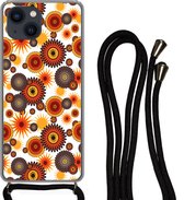 Hoesje met koord Geschikt voor iPhone 13 Mini - Design - Retro - Oranje - Bloemen - Siliconen - Crossbody - Backcover met Koord - Telefoonhoesje met koord - Hoesje met touw