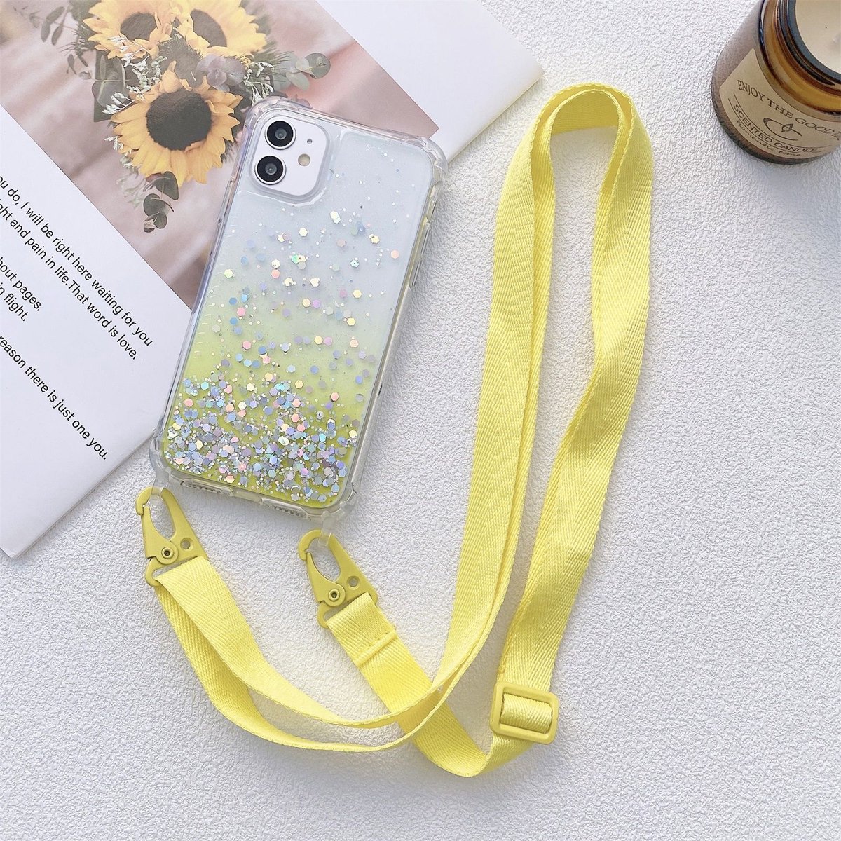 Mobigear Telefoonhoesje geschikt voor Apple iPhone 13 Pro Flexibel TPU | Mobigear Lanyard Hoesje met koord - Geel