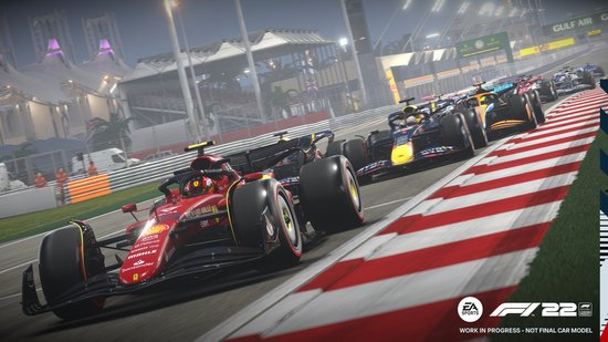 Een rij Formule 1-auto's racet op een circuit, met de rode Ferrari op de voorgrond.