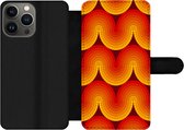 Bookcase Geschikt voor iPhone 13 Pro Max telefoonhoesje - Design - Retro - Rood - Abstract - Met vakjes - Wallet case met magneetsluiting