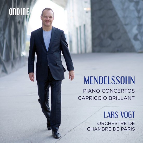 Man in donker pak en grijs T-shirt, met tekst: ONDINE, MENDELSSOHN, PIANO CONCERTOS, CAPRICCIO BRILLANT, LARS VOGT, ORCHESTRE DE CHAMBRE DE PARIS.