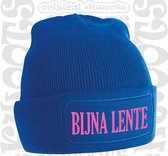 BIJNA LENTE uniseks muts - Blauw met roze tekst - Beanie - One Size - Grappige teksten | Designs - Original Kwoots - Wintersport - Aprés ski muts - Warmere dagen zijn onderweg - Vo