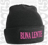 BIJNA LENTE uniseks muts - Zwart met roze tekst - Beanie - One Size - Grappige teksten | Designs - Original Kwoots - Wintersport - Aprés ski muts - Warmere dagen zijn onderweg - Vo