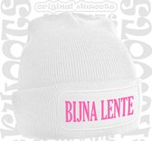 BIJNA LENTE uniseks muts - Wit met roze tekst - Beanie - One Size - Grappige teksten | Designs - Original Kwoots - Wintersport - Aprés ski muts - Warmere dagen zijn onderweg - Voor