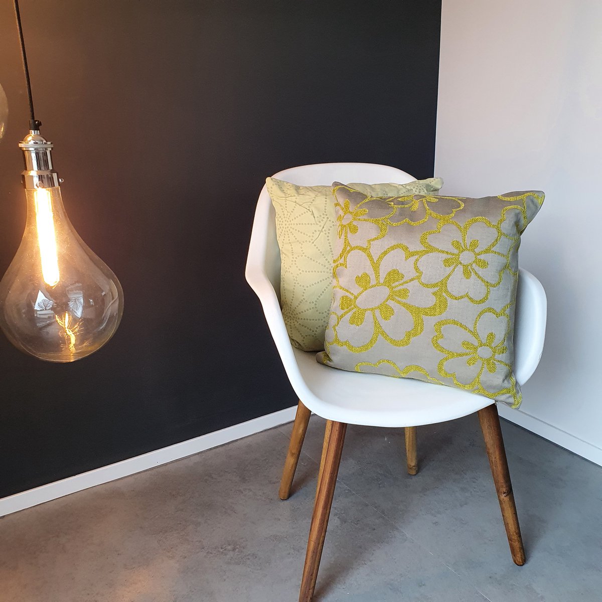 Overseas Kussen – Sierkussen – Kussens Woonkamer – Bloem – Zomer – Luxe Kussen – 45x45 cm – Lime – Licht groen