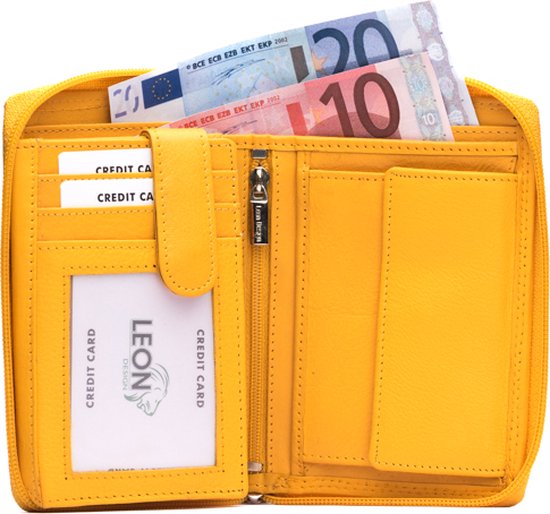 Gele, leren portemonnee open, met eurobiljetten en creditcards.