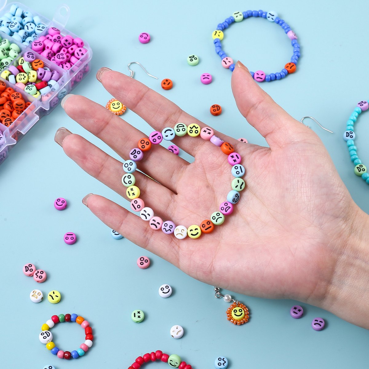 Behave Smiley Kralen Set - Knutselen Meisjes - Emoji Kralen - DIY Sieraden maken - Rijgdraad - 10 Kleuren - 7x4mm - 65 Kralen per Kleur - Totaal 650 Stuks — afbeelding 10