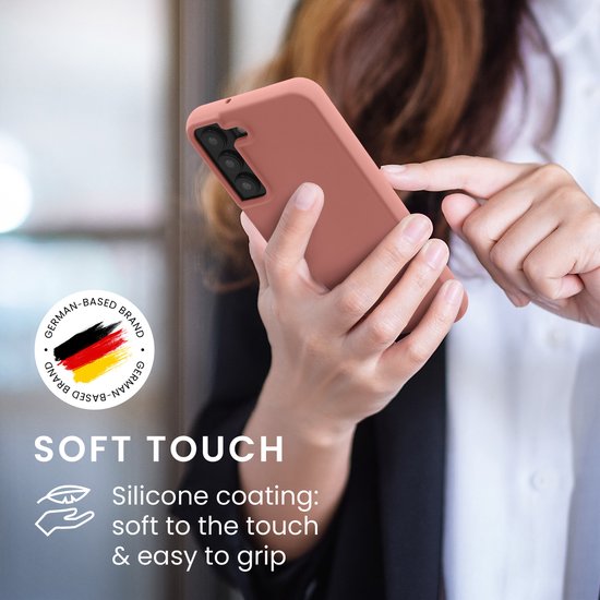 Vrouw houdt roze telefoonhoesje vast. "GERMAN-BASED BRAND" cirkel logo. "SOFT TOUCH" tekst met icoon.