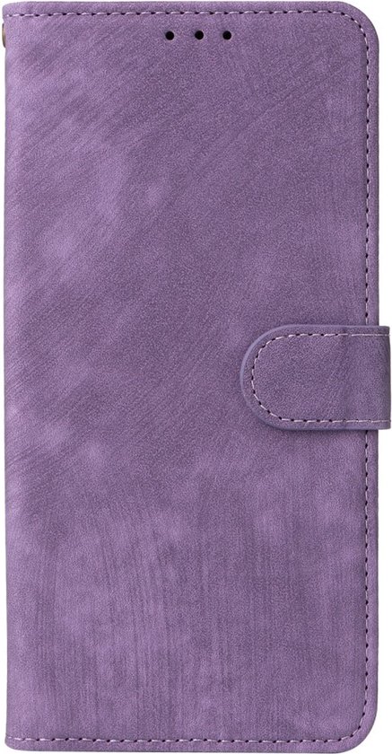 Étui de téléphone violet fermé en similicuir à texture verticale, avec fermeture magnétique et bords cousus.