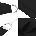 Detailopnames van een zwart schaduwdoek: D-ringen, genaaide randen en een touw.