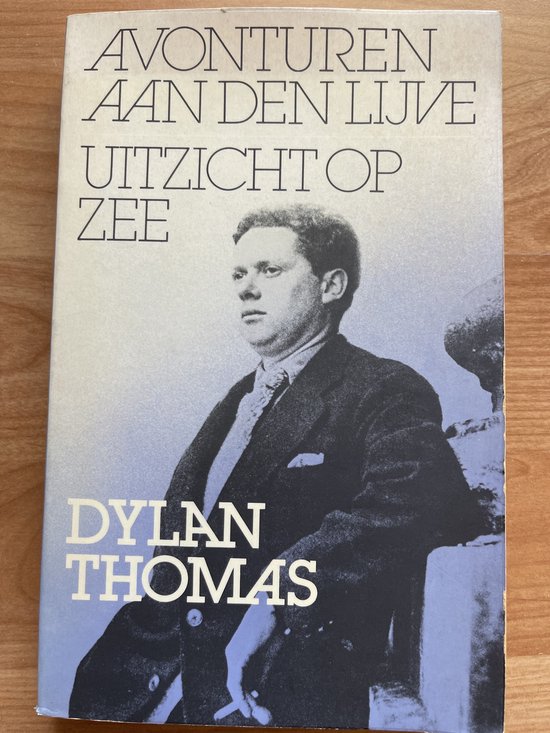 Boekomslag van Avonturen aan den lijve - Uitzicht op zee door Dylan Thomas met een zwart-wit portret van de auteur.