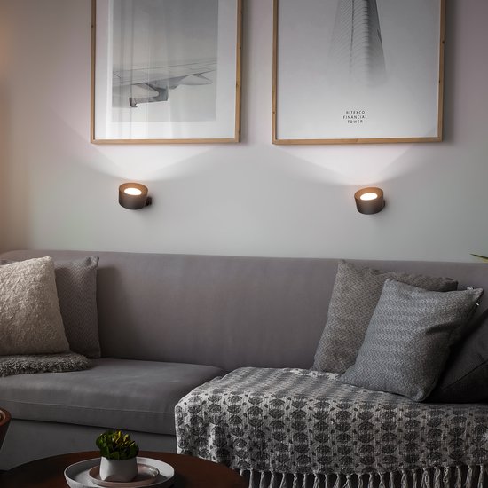 Zwarte, magnetische wandlamp met 360° draaibare kap. Verlicht de muur met een warme gloed.