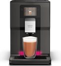 Zwarte Krups Intuition volautomaat maakt een café latte in een glas.