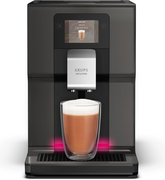 Zwarte Krups Intuition volautomaat maakt een café latte in een glas.