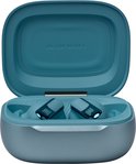Open blauwe JBL Live Beam 3 charging case met blauwe oordopjes erin.