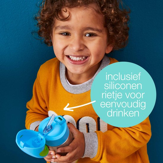 Lachende jongen met krullend haar houdt een open roestvrijstalen drinkfles vast met blauwe dop en groen detail. Tekst: 'inclusief siliconen rietje voor eenvoudig drinken'.