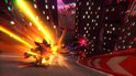 Shadow the Hedgehog, met zwarte en rode vacht, vuurt een gele energiestraal af, terwijl hij door een neon-verlichte stad rent.