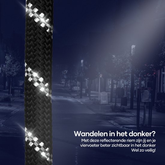 Gros plan sur la laisse pour chien noire avec des motifs carrés blancs réfléchissants, visibles dans l'obscurité.