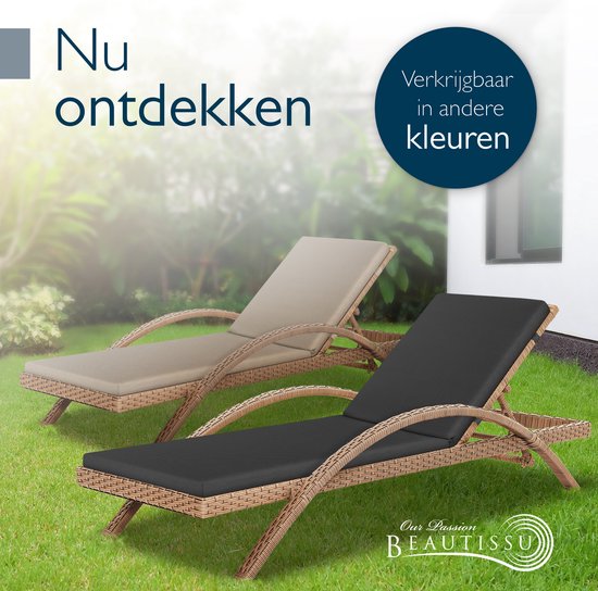 Twee ligstoelen op een grasveld, één in antraciet en één in beige, met gevlochten frame.