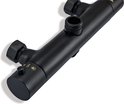 Zwarte thermostaatkraan met bedieningsknoppen voor temperatuur en waterfunctie.