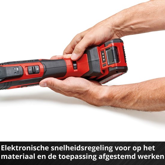 Handen bevestigen een accu op een rood-zwarte multitool.